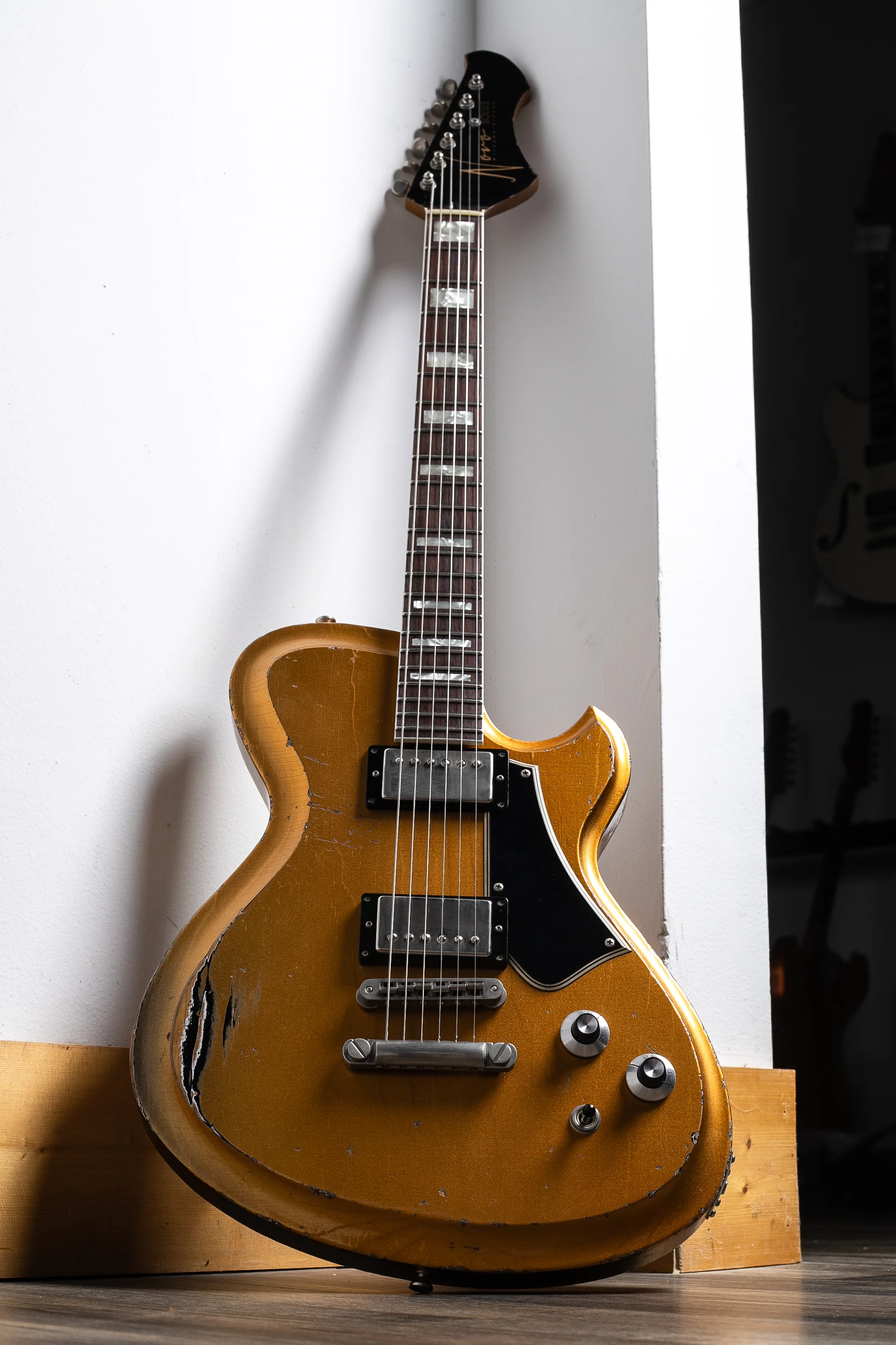 Novo Solus H2 in Aztec Gold over Bull Black - Image 2
