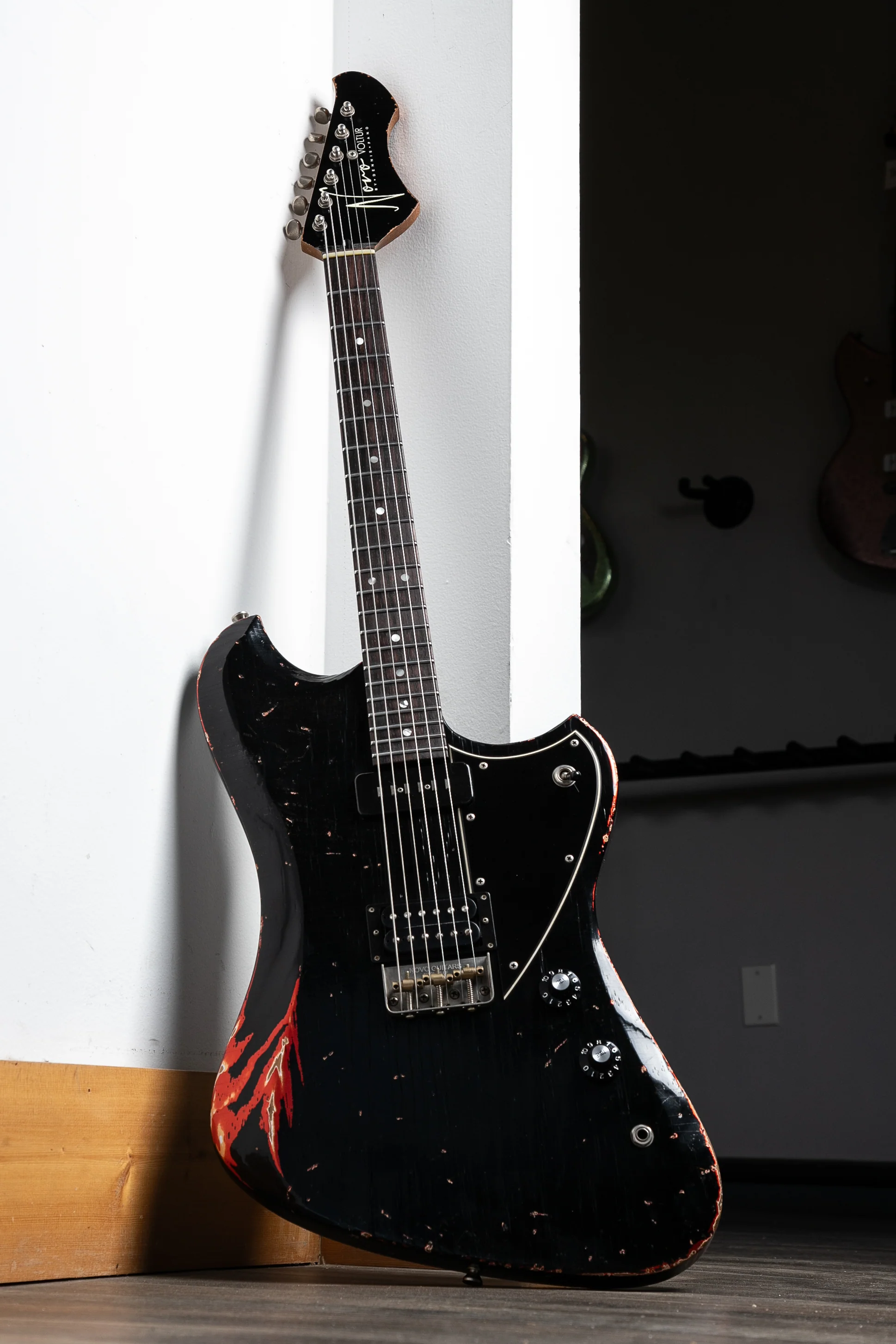 Novo Voltur V2 in Bull Black over Candy Apple Red - Image 2